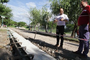 ELLITORAL_164203 |  Luis Cetraro Corral supervisa con un vecino el cordón cuneta que se ejecuta en una calle de barrio Chalet. Vendrán fondos para ése y otros distritos.