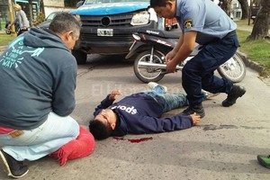 ELLITORAL_158951 |  Danilo Chiapello Durante largo rato el motociclista fue socorrido en la calle por vecinos y personal policial, hasta que llegó la ambulancia.