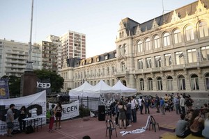 Archivo El Litoral Carpa. La protesta con carpa frente al Ministerio de Educación fue el 30 de marzo, organizada por Conadu Histórica y Conadu. Los gremios rechazaron la propuesta salarial del Gobierno.