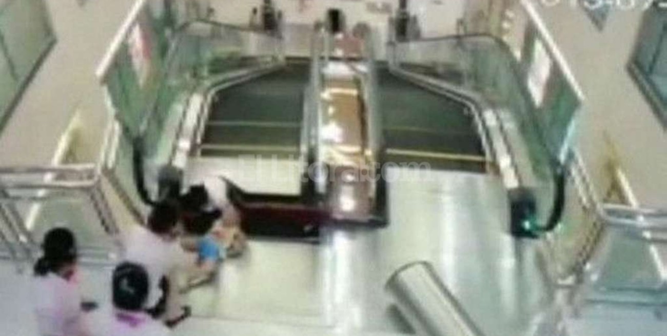 Una mujer murió en una escalera mecánica pero salvó a su hijo