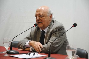 Luis Cetraro Viera Gallo disertó durante una hora. Al retirarse, posó para las fotos a pedido de estudiantes socialistas del MNR que vestían remeras con la inscripción de  Allende .