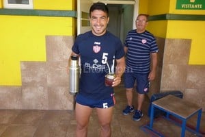 ELLITORAL_171231 |  El Litoral Mate en mano, el chaqueño Nelson Acevedo se fue conforme después del primer amistoso del Tate en la cancha de Aldosivi. Formó dupla con De Iriondo, pero Pumpido ya anticipó que ante Quilmes cambiará.