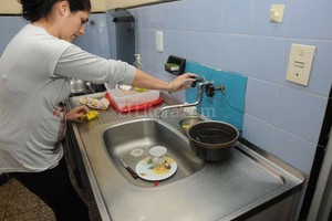 ELLITORAL_124040 |  Flavio Raina Ni una gota.  No te das cuenta si la canilla está abierta o cerrada  contó Soledad Lissa, que vive en un primer piso.