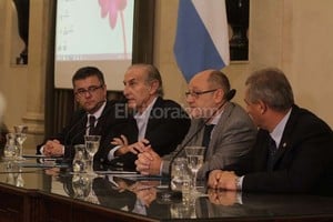 Guillermo Di Salvatore Pedro Sánchez Izquierdo, Juan Antonio Priano (de VFM SA), el rector Albor Cantard y Marcelo Saba, durante el acto.