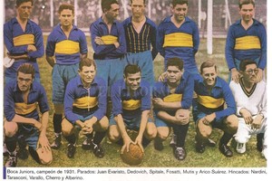 Archivo El Litoral El equipo de 1931 que se clasificó campeón en enero de 1932. En realidad, el primer campeón de la era profesional fue Gimnasia y Esgrima de Santa Fe. Parados: Evaristo, Dedovich, Spitale, Fosatti, Mutis y Aricó Suárez. Hincados: Nardini, Tarasconi, Varallo, Cherro y Alberino.