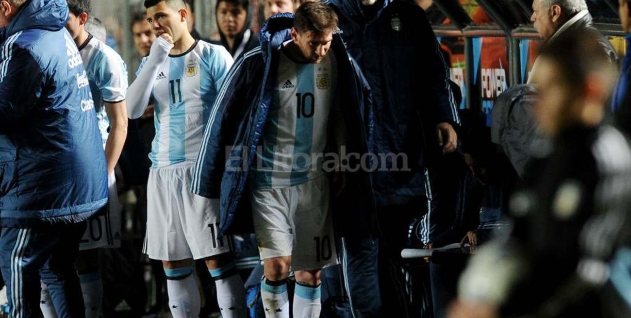 Messi sufrió un "fuerte hematoma lumbar" sin lesión ósea