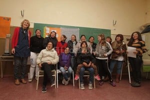 ELLITORAL_128624 |  Guillermo Di Salvatore Una  mateada  con mamás fue la invitación de la escuela en el último día de clases. Compartieron charlas y reflexiones con la directora y maestras.
