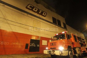 ELLITORAL_126114 |  Manuel Fabatía Pasada la medianoche, los bomberos no habían logrado controlar el fuego. Trabajaban tres dotaciones en la esquina de San Luis y Santiago del Estero.