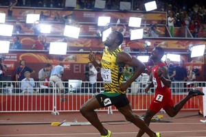 EFE Usain Bolt llega a la meta una centésima antes que Jusin Gatlin.
