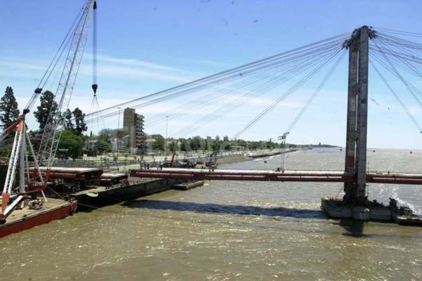 ELLITORAL_136760 |  Guillermo Di Salvatore (Archivo) Lo que esconde. Estos son los cuatro pilotes de 50 metros de profundidad de la pila este del Puente Colgante, que están recubiertos por las losetas de hormigón.
