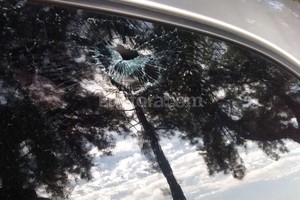 Gentileza Diego O. (víctima). Piedrazo. El damnificado tiene ahora dos problemas. Reponer el cristal costará unos 5.000 pesos, porque es importado, y además no se consigue. Así que lo emparchó con cinta, según relató.