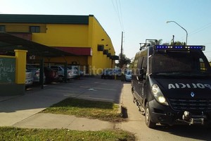 ELLITORAL_125322 |  Danilo Chiapello Tras recorrer algunas cuadras herido, el muchacho cayó muerto en Larrea y Aristóbulo del Valle, frente a las puertas de un conocido supermercado.