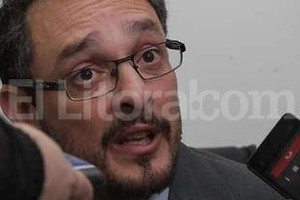 ELLITORAL_160692 |  Archivo El Litoral El fiscal Omar de Pedro imputó a seis personas por los delitos de  falsificación de documento público  y  asociación ilícita .