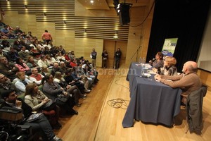 Guillermo Di Salvatore Sonia Alesso, Adriana Puiggrós -en el centro- y Miguel Duhalde fueron los encargados de presentar la iniciativa este mediodía.