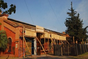 Flavio Raina El tradicional techo de tejas de los antiguos galpones del ferrocarril francés será reemplazado por chapa.