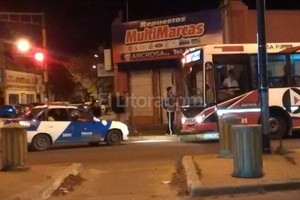 ELLITORAL_163239 |  Danilo Chiapello Un coche de la línea 1 fue interceptado en Facundo Zuviría e Iturraspe luego de que un pasajero llamara al 911 para advertir que el chofer estaba siendo agredido.