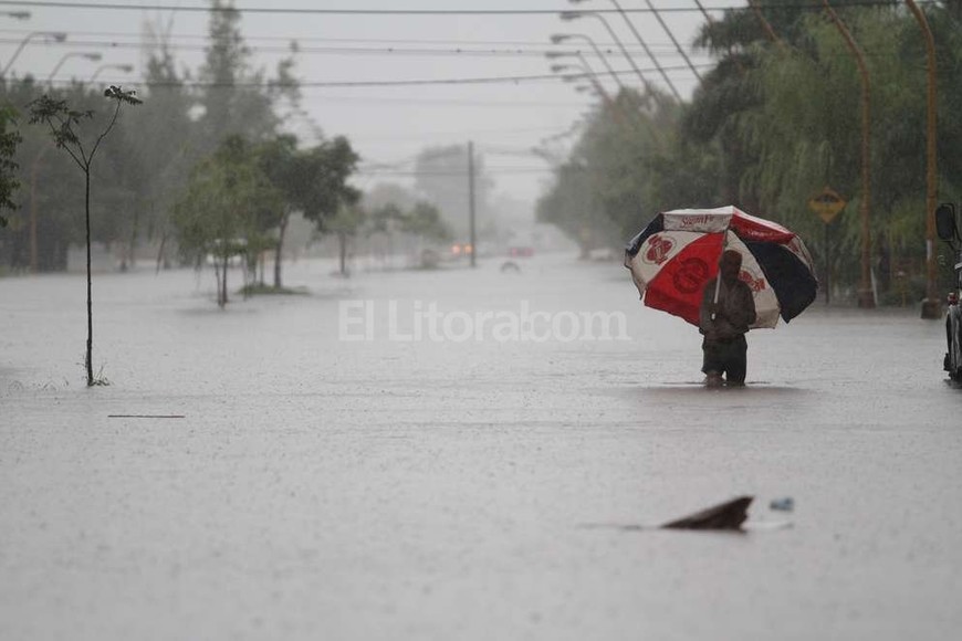 ELLITORAL_162820 | Pablo Aguirre (Archivo) Facundo Zuviría. Este tramo de la avenida, desde Zeballos hacia el norte, fue construido sin los desagües correspondientes. La obra a licitar solucionará un problema recurrente, con cada lluvia abundante.