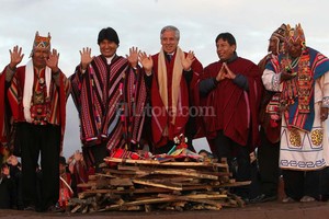 EFE El presidente boliviano, Evo Morales, el canciller de Bolivia, David Choquehuanca, y el vicepresidente del país, Álvaro García Linera, participan en un rito andino junto a sacerdotes aimaras en la ciudadela prehispánica de Tiahuanaco.