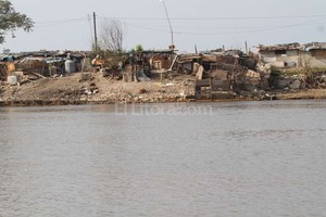 Mauricio Garín Paisaje. Vista del acceso a Alto Verde desde el río Santa Fe. La larga línea de nuevos ranchos se propaga.