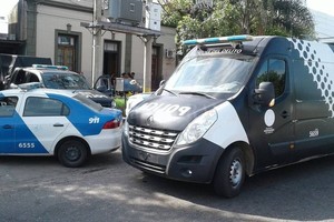 ELLITORAL_174253 |  Danilo Chiapello. Esta mañana en la puerta de la seccional 6ta. se vivieron momentos de tensión y angustia con familiares del detenido.
