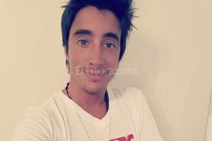 Twitter Santiago era uno de los protagonistas de  El canasto , obra teatral que dirigía su hermano Nicolás.