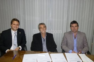 El Litoral Los firmantes del convenio, que prevé un programa de asesoramiento y capacitación.