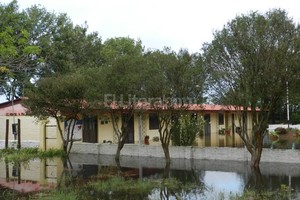 ELLITORAL_149806 |  Luis Verón Así estaba la Escuela 1154 de San Javier hace unos días. Hoy, si bien el agua había bajado, los chicos de toda la ciudad costera seguían sin clases por una disposición de la Municipalidad, ante la emergencia.