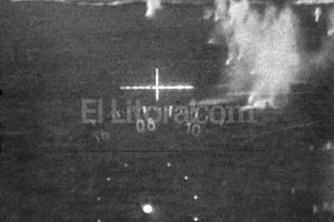 Archivo Fotografía tomada por un piloto argentino en la que se observa desde la cabina de un avión de combate el ataque a un buque británico.