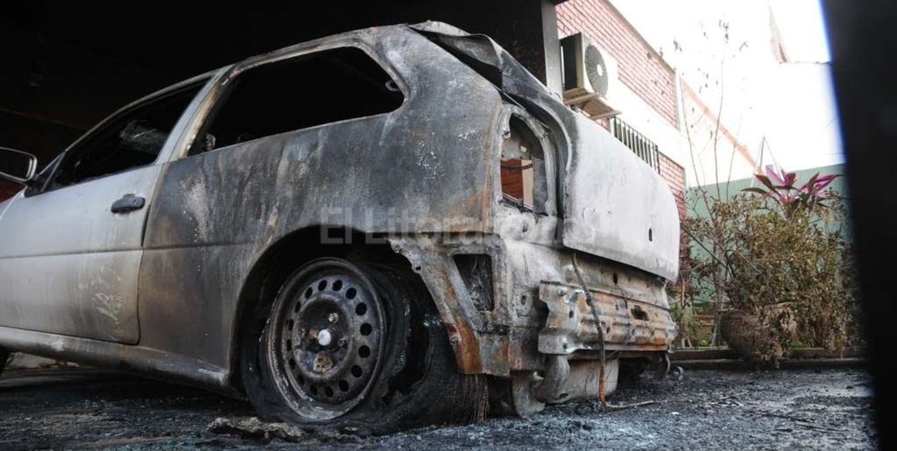 Auto quemado en una cochera