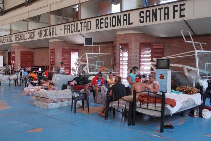 ELLITORAL_142963 |  Flavio Raina Una de las familias evacuadas en el gimnasio de la Universidad Nacional Tecnológica, Facultad Santa Fe, sobre la avenida Costanera.