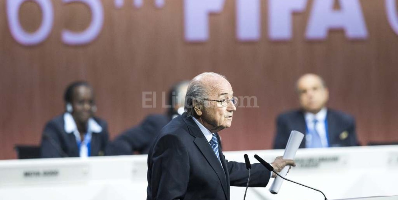 Blatter pide cerrar filas y mirar hacia adelante