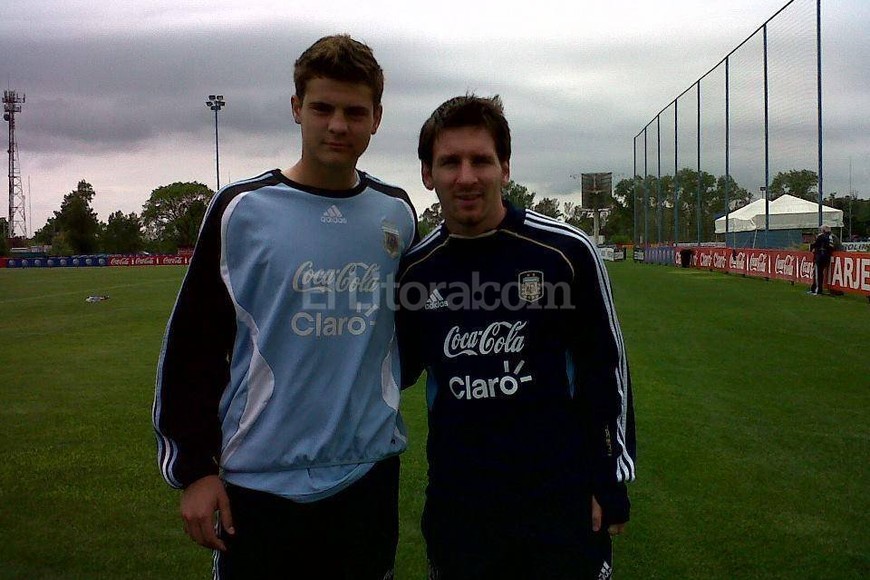 ELLITORAL_158003 |  El Litoral El juvenil arquero rojinegro junto a Lionel Messi, cuando era suplente de Batalla en el Sub 15.