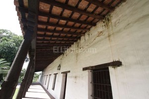 ELLITORAL_130020 |  Archivo / Mauricio Garín En el casco histórico. La construcción del convento San Francisco data de la segunda mitad del siglo XVII. Hoy, presenta serias filtraciones en los techos del museo, la iglesia y la residencia, que se agravan tras cada lluvia.