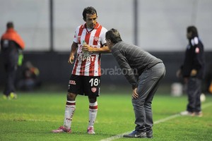 El Litoral Leonardo Carol Madelón habla desde afuera y Lucas Gamba lo escucha atentamente adentro de la cancha... bien cerca de la línea. Aunque no lo confirmó oficialmente, la idea del entrenador tatengue es poner en campo los mismos cuatro volantes que contra Estudiantes en la cancha de Arsenal, por lo que el petiso rendidor iría por uno de los dos carriles.