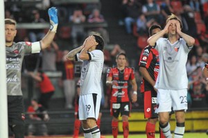 Mauricio Garín Ni el Sungui Ismael Blanco ni Bernardi entienden cómo no entró esa última pelota de cabeza en el arco del Fonavi que hubiera significado el 1 a 1 para Colón. Más allá de grandes atajadas, en esta acción el experimentado Bértoli sólo apeló al viejo recurso de hacer vista . Con dos derrotas al hilo, ahora el Colón de Montero debe ir a Rafaela a sumar lo que sea ?uno o tres puntos? y como sea.