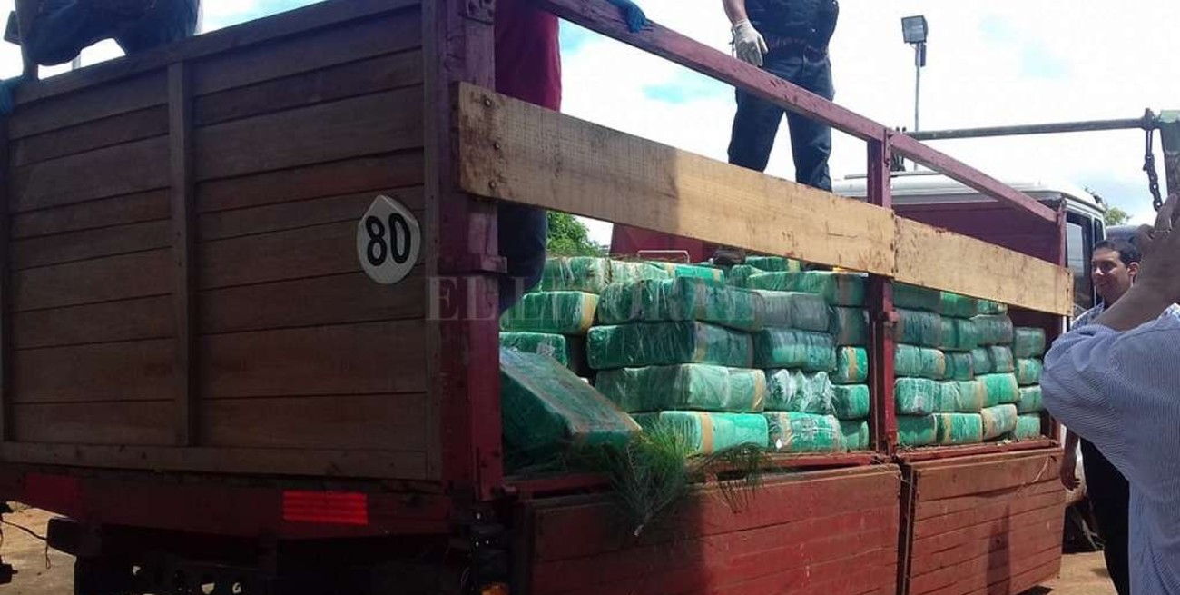 Hallan casi 4 toneladas de marihuana en un camión abandonado
