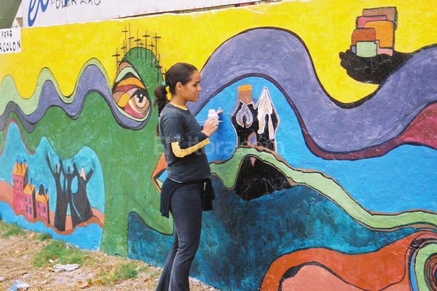ELLITORAL_150694 |  Gentileza A. C. Ana Castro pintando un mural sobre la inundación de 2003 en el Club A Colón, en el año 2007.