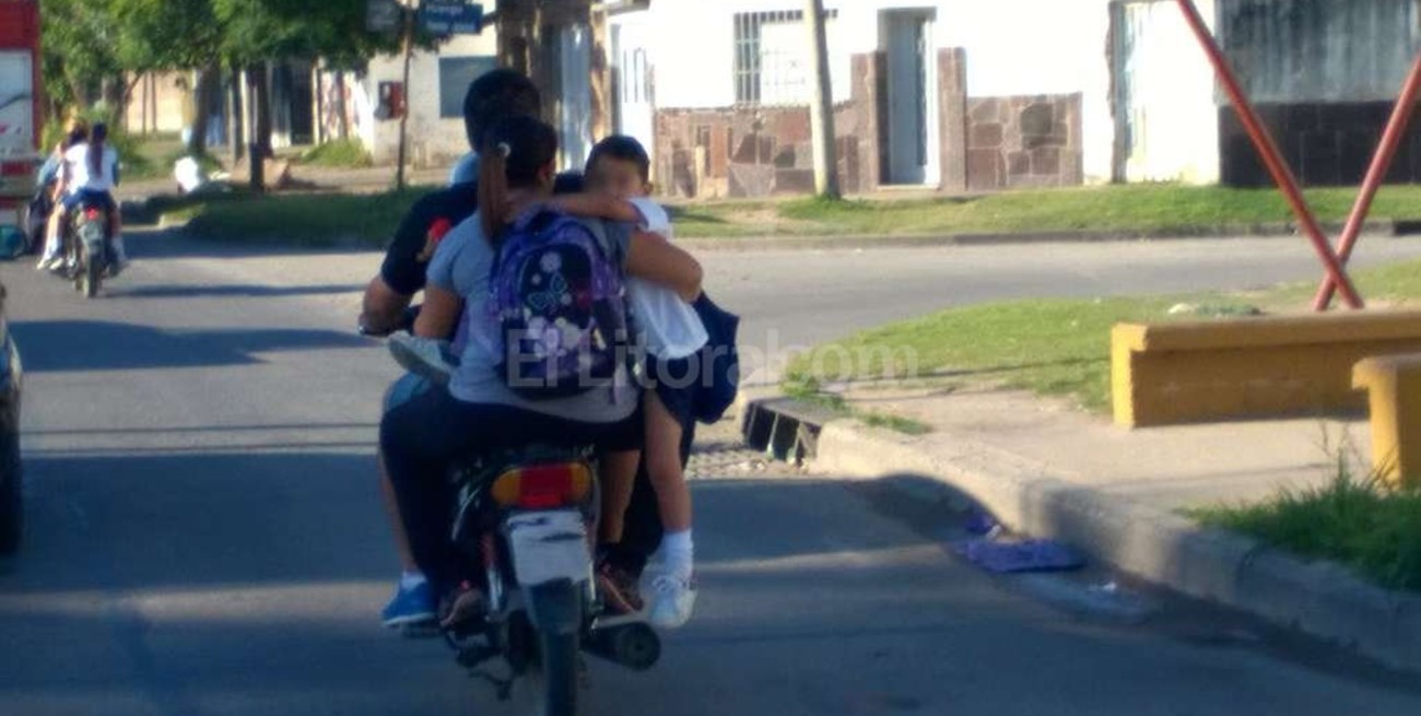 Imprudencia al máximo: niño "colgado" en una moto