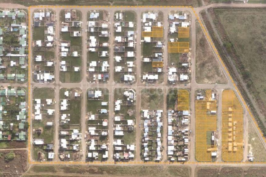 ELLITORAL_155414 |  Mauricio Garín Nueva Esperanza Este. Los 60 lotes en amarillo son los asignados a los nuevos vecinos que ocupaban zonas con riesgo hídrico en Bajo Judiciales, Bajo Gada y Playa Norte. El barrio se ubica en el perímetro formado por Callejón Funes al norte, vías del ferrocarril al este, Aguirre al sur y Alvear al oeste, en jurisdicción de la vecinal La Esmeralda.
