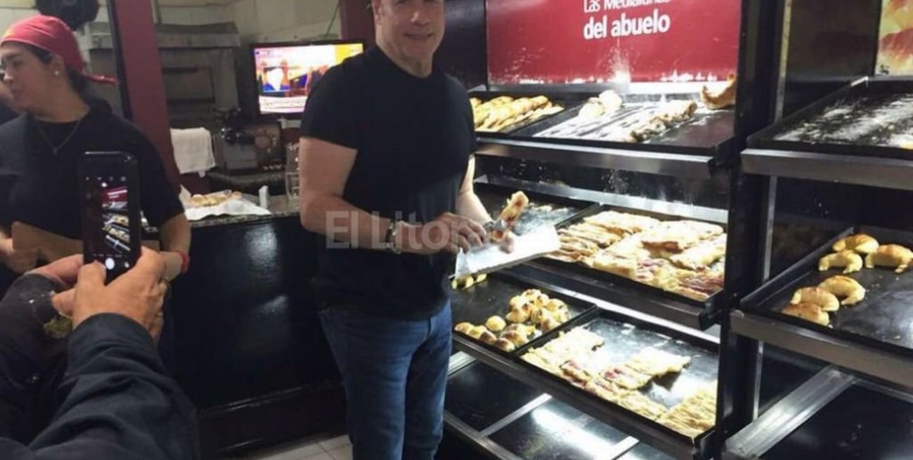 Sorprendieron a John Travolta comprando medialunas en Buenos Aires