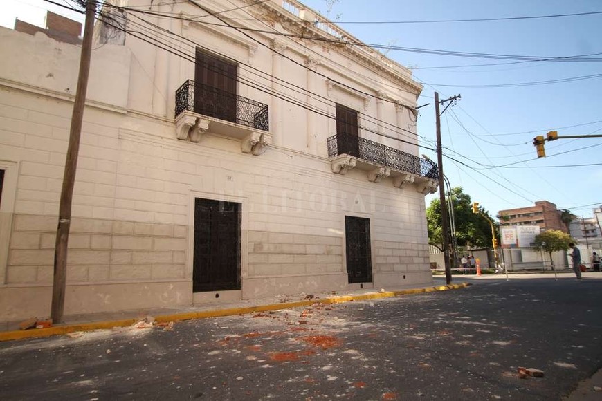 ELLITORAL_171772 |  Pablo Aguirre Ayer a la tarde parte de la manpostería del archivo cayó sobre calle 9 de Julio.