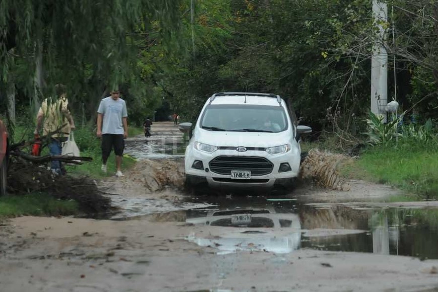 ELLITORAL_149883 |  Flavio Raina Para que las calles de arena resistan mejor las lluvias, tienen que estar abovedadas y con cunetas conectadas a desagües.