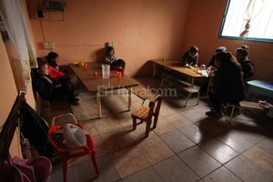 Guillermo Di Salvatore Panzas llenas. El viernes a la mañana, si bien la temperatura no fue tan baja, el frío se sentía en Alto Verde. Por eso las docentes decidieron darle de comer a los pibes en una de las salas más cálidas . De igual manera, no podían permanecer en el lugar sin campera. Como la energía estaba cortada, no podían utilizar el único caloventor que funciona.