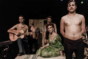 ELLITORAL_138547 |  Gentileza Producción Crol , con dirección de Verónica Schneck: un pequeño homenaje a nadadores pioneros en formato de recital teatral.