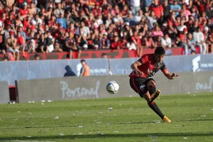 Pablo Aguirre En el nombre del fútbol. Una foto que lo dice todo, a la que no le falta nada. La postura técnica de potrero de Alan Ruiz, la pegada perfecta de zurda, la pelota acariciada como con un guante en esa pierna izquierda. Colón encontró, después de mucho tiempo, un 10 con todas las letras. Hasta la persona de seguridad (al fondo, con pechera anaranjada) se da vueltas para mirar su pegada en la cancha de Colón en el primero de los clásicos de la temporada.