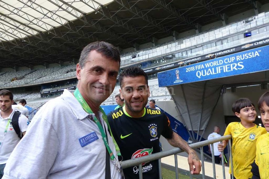 ELLITORAL_165649 |  El Litoral El Litoral con Dani Alves, el hombre que ocupará la capitanía de la selección brasileña en el partido de esta noche, en homenaje a Carlos Alberto, quien fuera el capitán de la selección de 1970, brillante ganadora de aquél Mundial de México con Pelé a la cabeza.