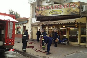 ELLITORAL_125972 |  Danilo Chiapello En la casa central de la empresa se desató esta mañana un incendio que provocó daños materiales.