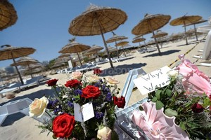 ELLITORAL_127277 |  EFE Flores en la playa recuerdan a las víctimas del atentado.