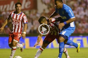 ELLITORAL_147020 |  Télam Emanuel Brítez lucha con Roger Martínez.