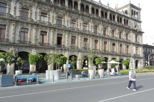 ELLITORAL_156361 |  El Litoral Con bancos, macetas y sombrillas, se armó un espacio para leer los diarios y descansar en uno de los canteros de  El Zócalo , la plaza central de la Ciudad de México.